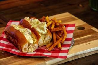 Carnival Cruise Line Carnival Glory Seafood Shack Lobster Roll 2 ©David Rivera-Colon.jpg
